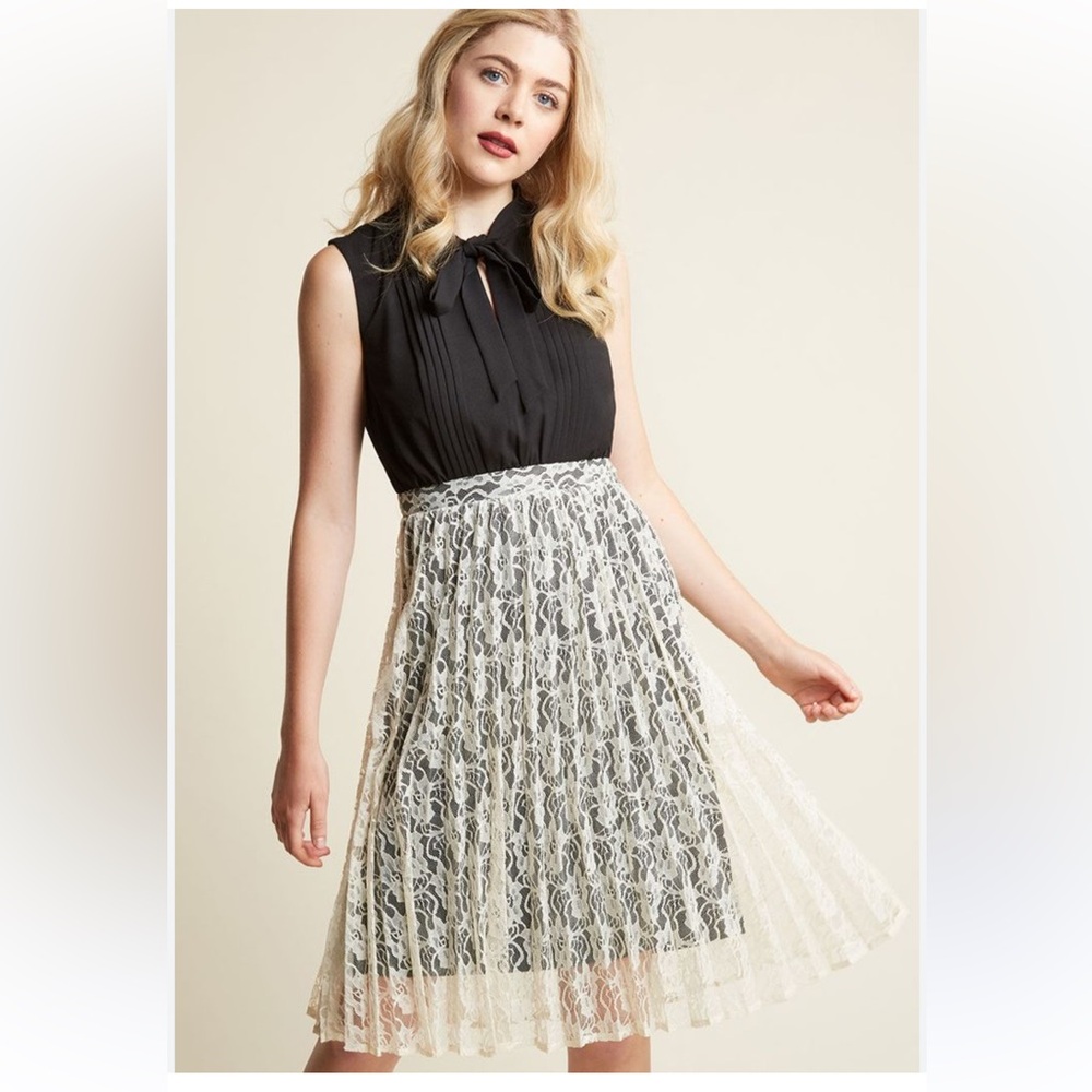 Modcloth Fervour Womens Sleeveless Tie Neck Lace Pleated Dress medium